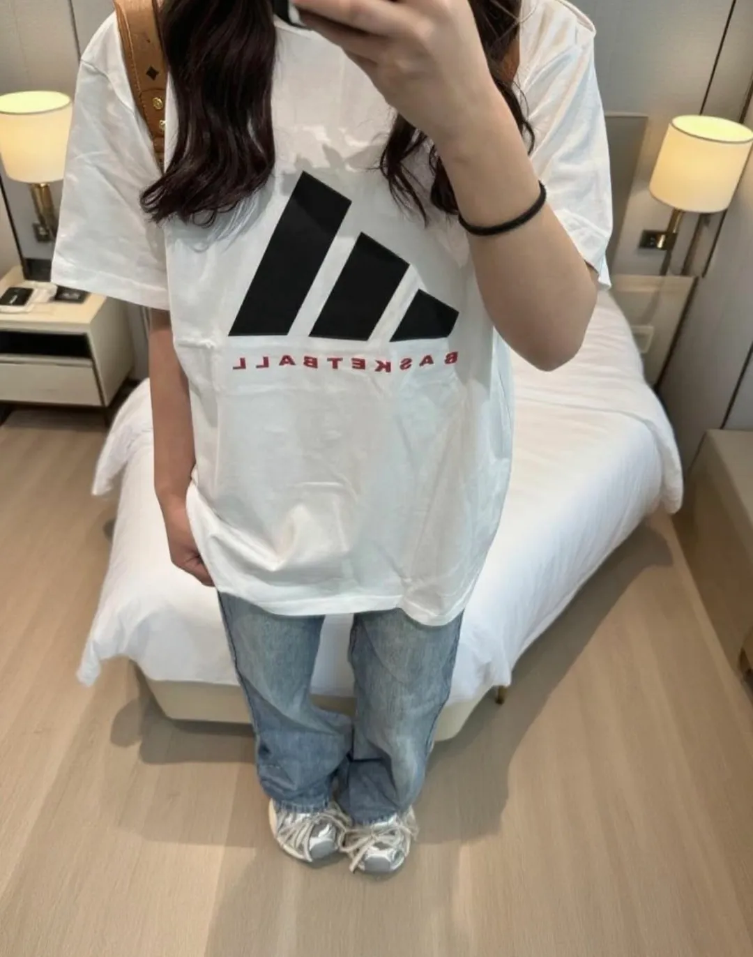 No watermark upper body renderings 𝟬𝟱𝟳𝟰# Exclusive real shots/differences between various stolen pictures and online versions on the market [𝗔𝗱𝗶𝗱𝗮𝘀 𝗕𝗮𝘀𝗸𝗲𝘁𝗕𝗮𝗹𝗹 𝟮𝟰𝗳𝘄Co-branded𝗢𝗦 Minimalist advanced Retro sports round neck short-sleeved 𝗧 shirt】Same Style for men and women! ✅The fabric is made of 260 grams of double yarn smooth cotton, purchased from the original molding board, OS loose version, customized threaded cake collar, weight up to 500 grams. ✅Original mold-making custom silicone thick leather logo, laser cutting, no burrs, imported press machine high temperature and hot and cold double-sided shaping and pressing, not easy to fall off! ✅Customized special process equipment and wiring are consistent with Authentic, different from ordinary currency on the market! ✅Remarks: The quality and process wiring of bulk goods are consistent with the official website Authentic, which is different from the market currency! ! ! 🌈Color: White Red Label Size: XS S M L XL